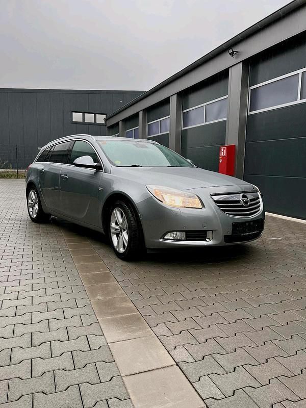 Grau Gebraucht 2011 Opel Insignia Kombi | 3.950 € (Fairer Preis) - Bild 1/4