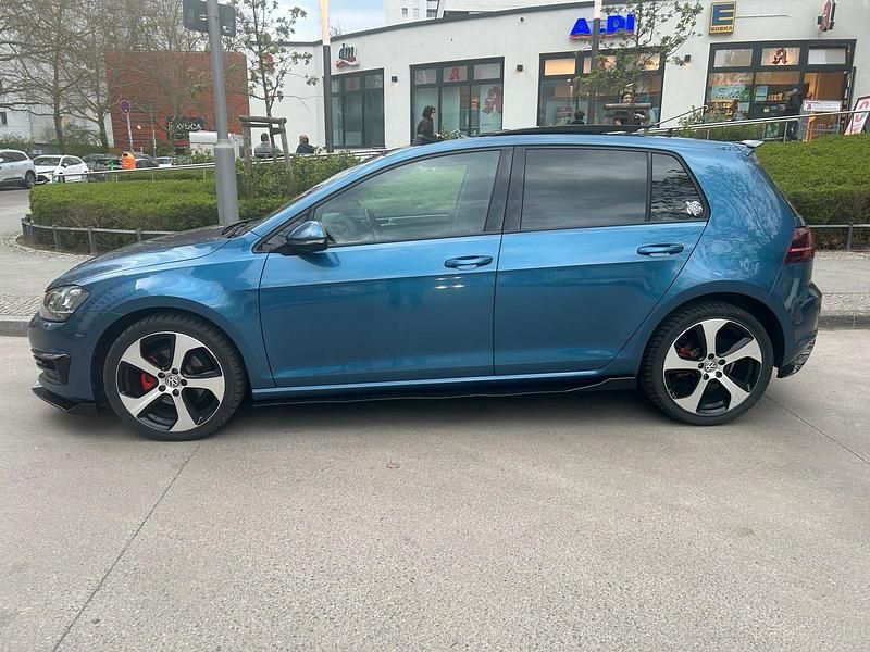Second-hand VW Golf VII 170 CP (125 kW) 2017 Albastru Berlinǎ