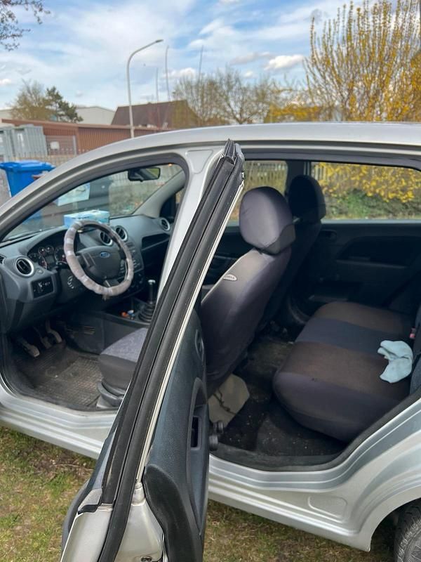 Gebraucht Ford Fiesta 60 PS (44 kW) 2008 Grau Kleinwagen