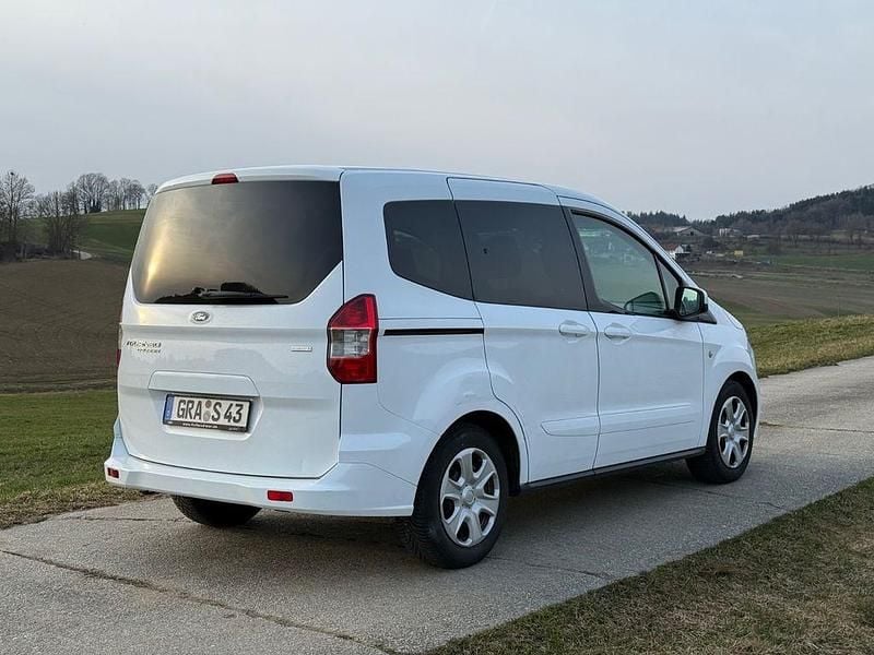 Gebraucht Ford Tourneo Courier Trend 101 PS (74 kW) 2016 Weiß Van / Kleinbus