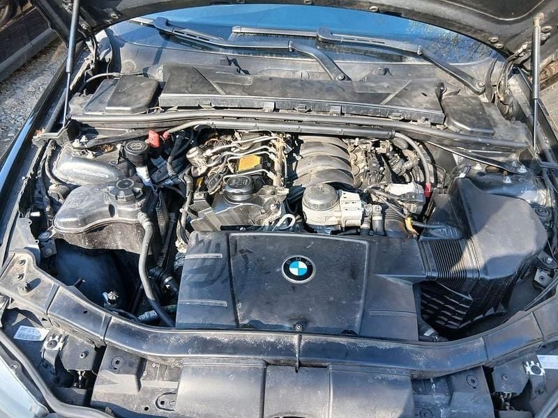 Gebraucht BMW 318 143 PS (105 kW) 2010 Schwarz Limousine