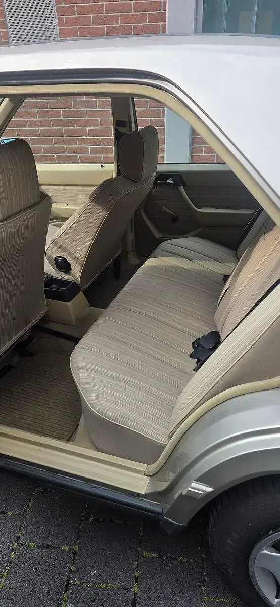 Gebraucht Mercedes 260 160 PS (117 kW) 1987 Silber Limousine