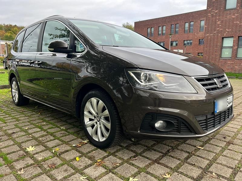 Braun Gebraucht 2015 Seat Alhambra Van / Kleinbus | 15.990 € (Fairer Preis) - Bild 1/4