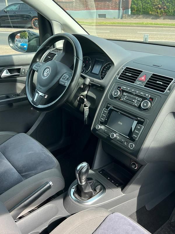 Grau Gebraucht 2012 VW Touran Van / Kleinbus | 11.500 € (Etwas zu teuer) - Bild 1/4