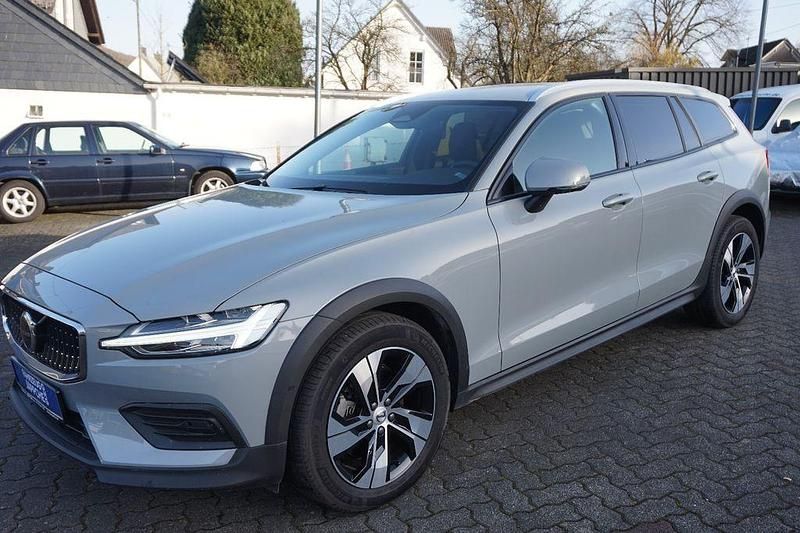Gebraucht Volvo V60 CC Plus 197 PS (144 kW) 2023 Vapour grey Kombi