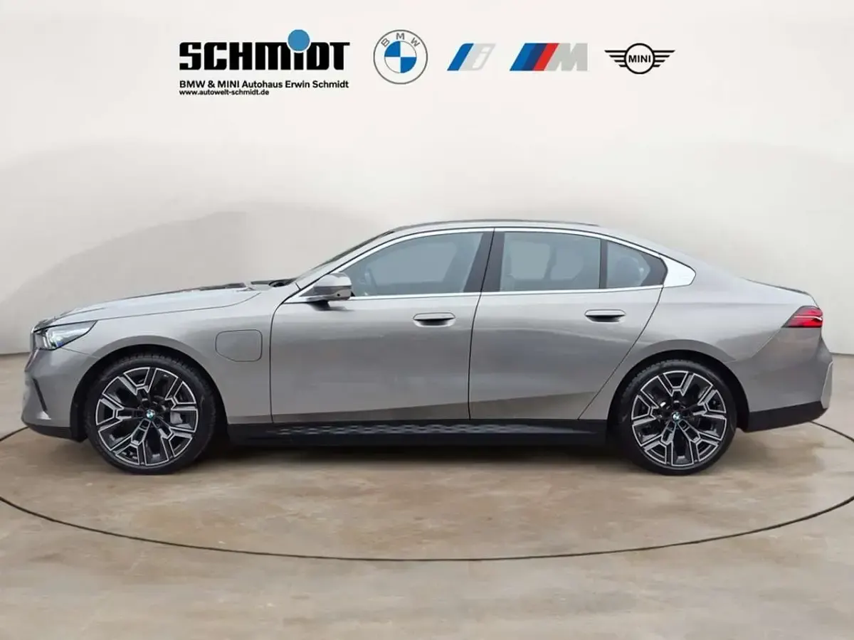 Gebraucht BMW 550e 489 PS (359 kW) 2024 Oxidgrau metallic Limousine