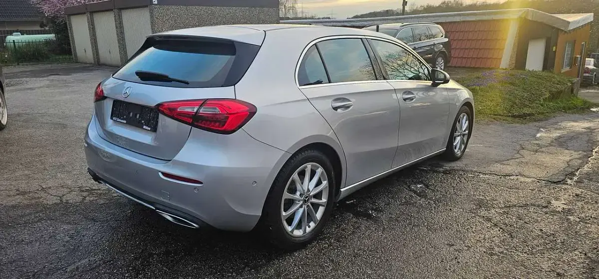 Gebraucht Mercedes A180 136 PS (100 kW) 2019 Iridiumsilber  metalliclack Kleinwagen