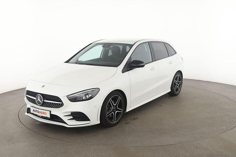 Weiß Gebraucht 2020 Mercedes B180 AMG line Van / Kleinbus | 23.660 € (Etwas zu teuer) - Bild 1/3
