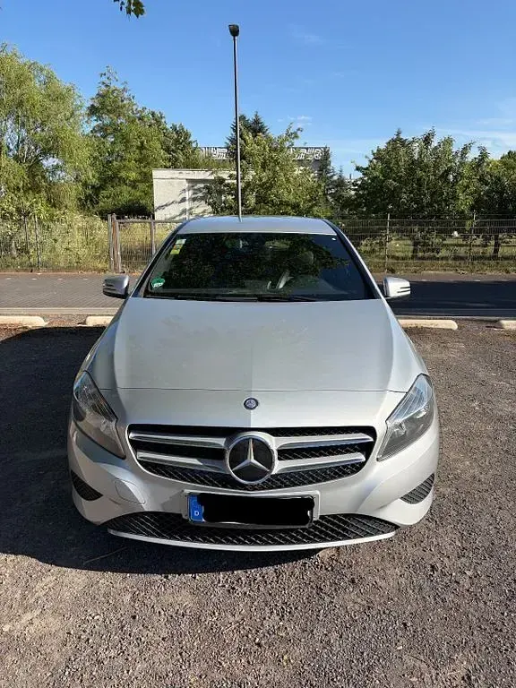 Gebraucht Mercedes A180 122 PS (89 kW) 2014 Silber Kleinwagen