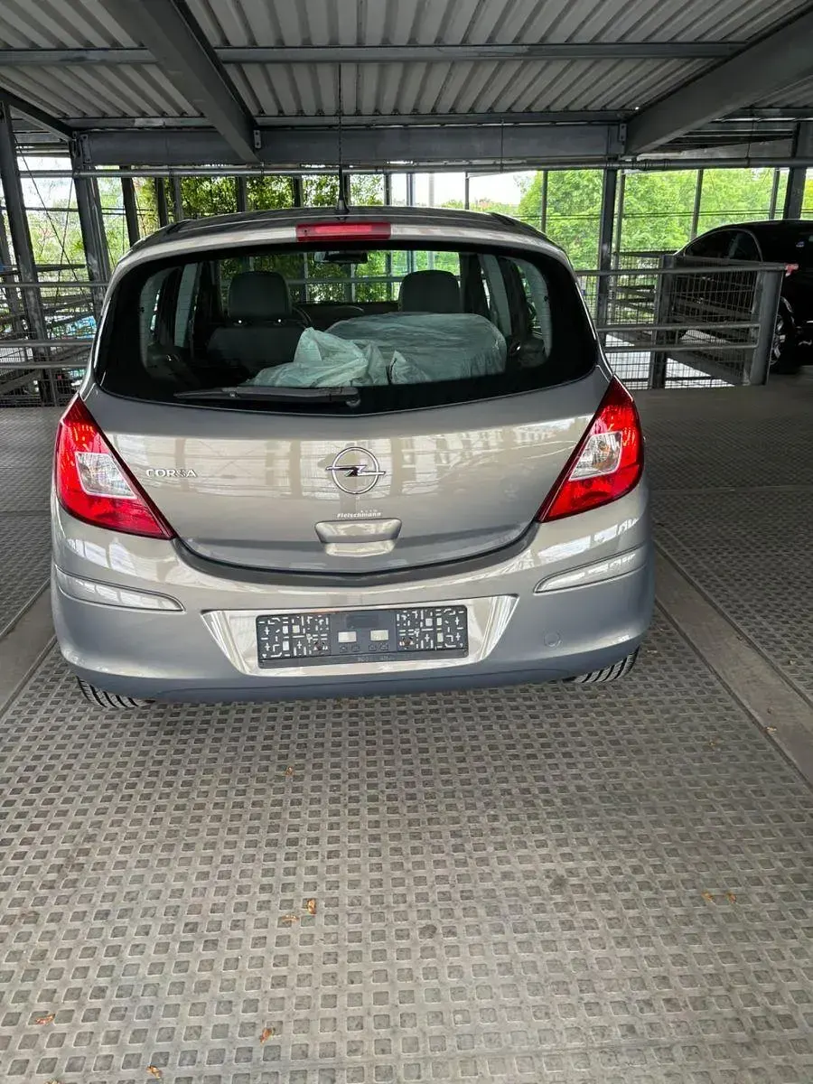 Używany Opel Corsa Innovation 87 KM (63 kW) 2011 Beżowy Sedan/Limuzyna