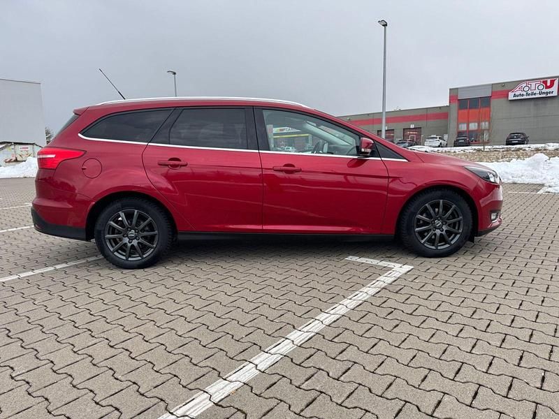 Gebraucht Ford Focus Titanium 125 PS (91 kW) 2016 Rot Kombi