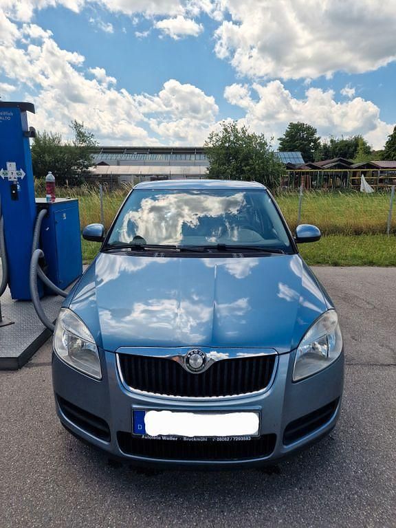 Blau Gebraucht 2009 Skoda Fabia Ambiente Limousine | 600 € (Superpreis) - Bild 1/4