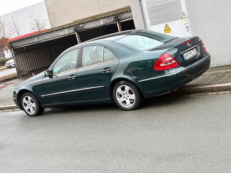 Gebraucht Mercedes E220 Elegance 150 PS (110 kW) 2003 Grün Limousine