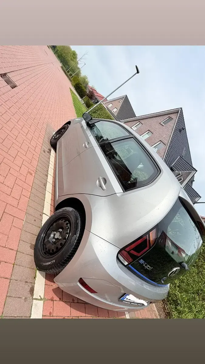 Używany VW e-up! 61 kW (83 KM) 2021 Srebrny Hatchback