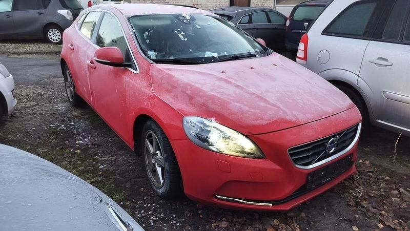Gebraucht Volvo V40 Summum 120 PS (88 kW) 2016 Rot Limousine
