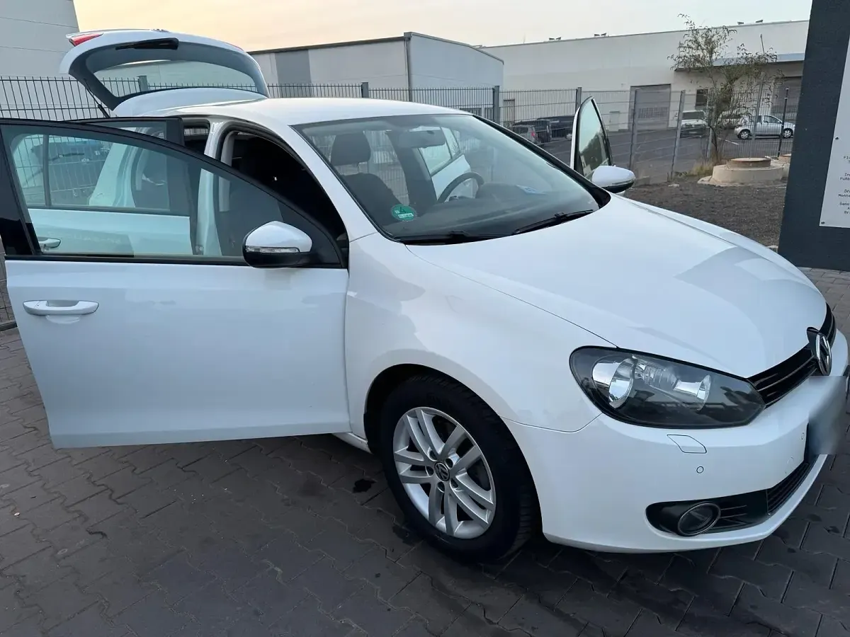 Gebraucht VW Golf VI 122 PS (89 kW) 2011 Weiß Kleinwagen