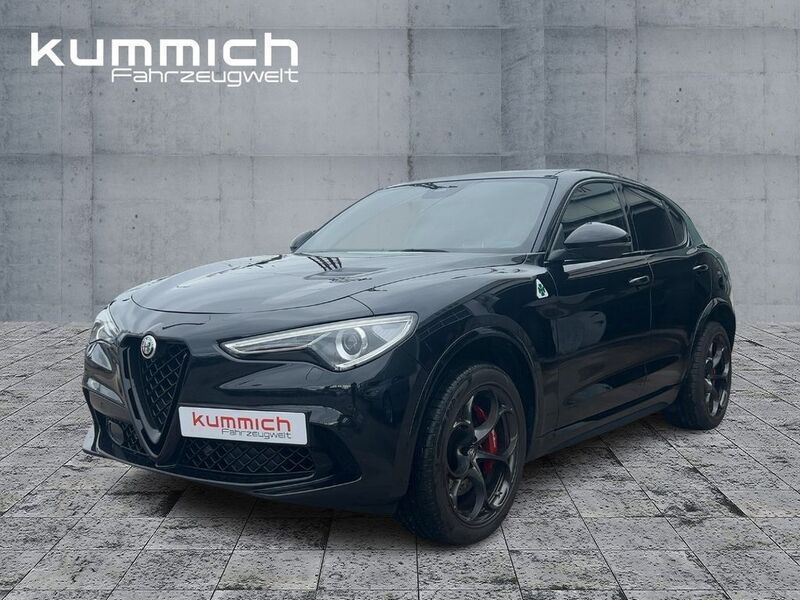 Nero vulcano, metallic (schwarz) Gebraucht 2023 Alfa Romeo Stelvio Quadrifoglio SUV | 69.950 € - Bild 1/4