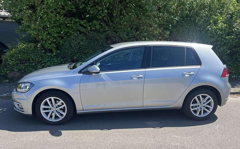 Grau Gebraucht 2017 VW Golf VII Comfortline Kleinwagen | 13.200 € (Guter Preis) - Bild 1/4