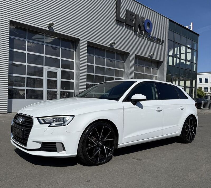 Weiß Gebraucht 2018 Audi A3 Sportback Sport Limousine | 17.800 € (Guter Preis) - Bild 1/4