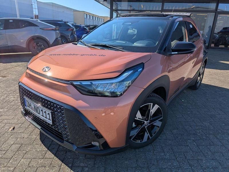 Neu Toyota Aygo X Lounge 116 PS (85 kW) 2026 Cinnamon bronze metallic / black SUV