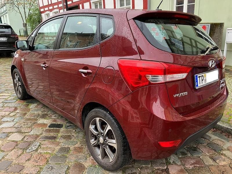 Gebraucht Hyundai ix20 Style 90 PS (66 kW) 2016 Rot Kleinwagen