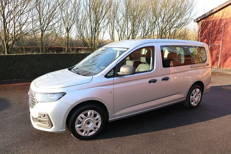 Gebraucht Ford Tourneo Titanium 116 PS (85 kW) 2024 Cyclone stardust silver Van / Kleinbus