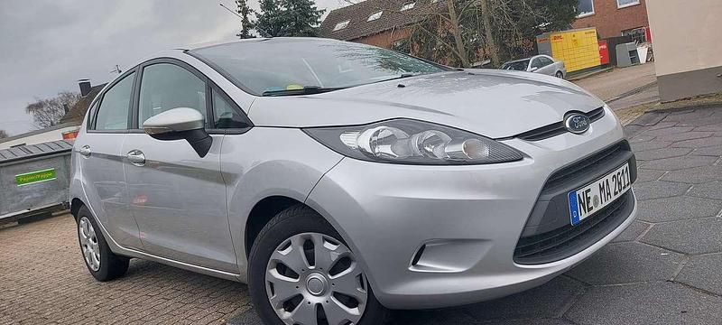 Gebraucht Ford Fiesta 95 PS (69 kW) 2011 Polarsilber metallic Kleinwagen