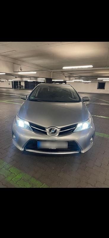 Gebraucht Toyota Auris 132 PS (97 kW) 2012 Silber Kleinwagen