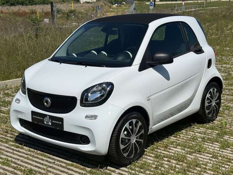 Tridionsicherheitszelle weiss Gebraucht 2018 Smart ForTwo Coupé Coupé | 7.950 € (Fairer Preis) - Bild 1/4