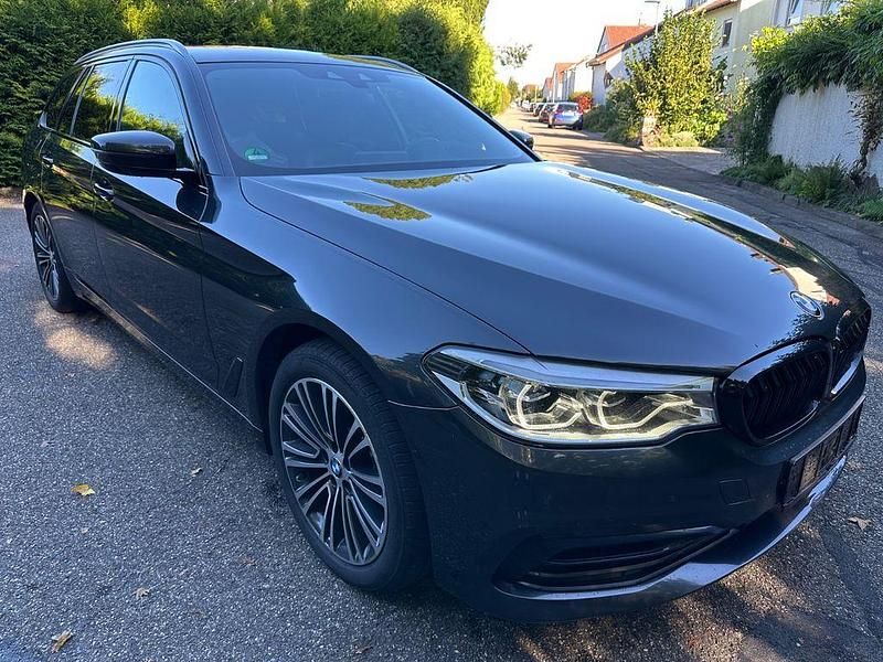 Grau Gebraucht 2019 BMW 520 Sport Line Limousine | 21.490 € (Guter Preis) - Bild 1/4