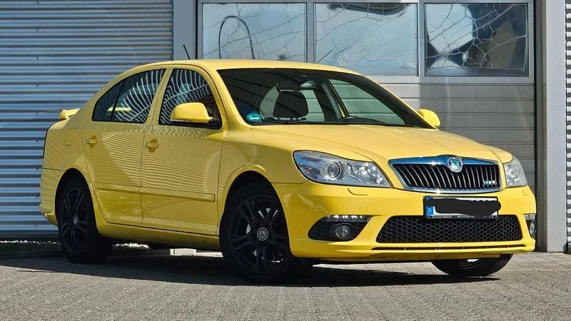Gelb Gebraucht 2011 Skoda Octavia RS Limousine | 5.480 € - Bild 1/4