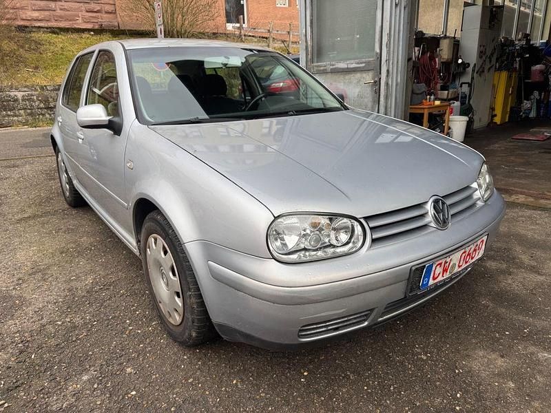 Second-hand VW Golf IV 105 CP (77 kW) 2004 Argintiu Berlinǎ