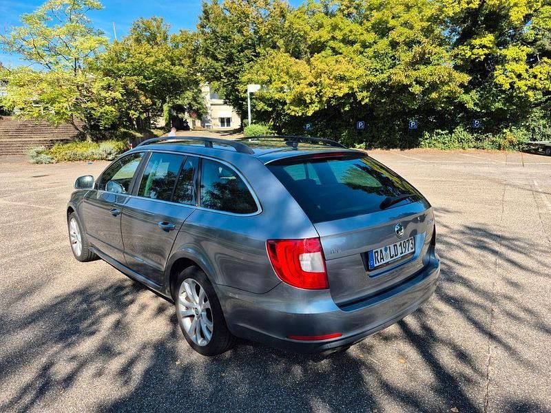 Gebraucht Skoda Superb Elegance 140 PS (102 kW) 2013 Silber Kombi
