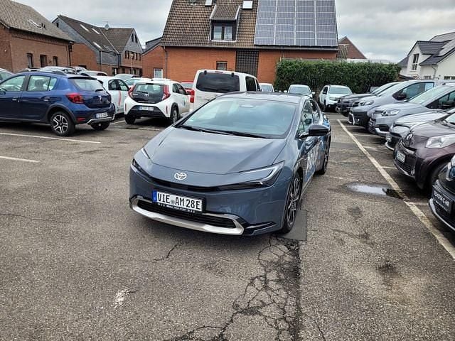 Ash metallic Gebraucht 2023 Toyota Prius Executive Kleinwagen | 32.980 € (Superpreis) - Bild 1/4