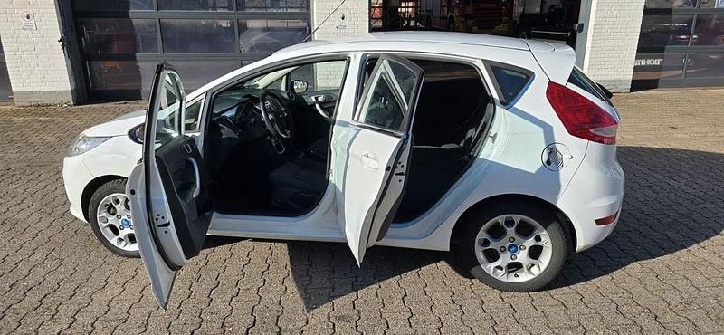 Gebraucht Ford Fiesta Titanium 82 PS (60 kW) 2012 Weiß Kleinwagen