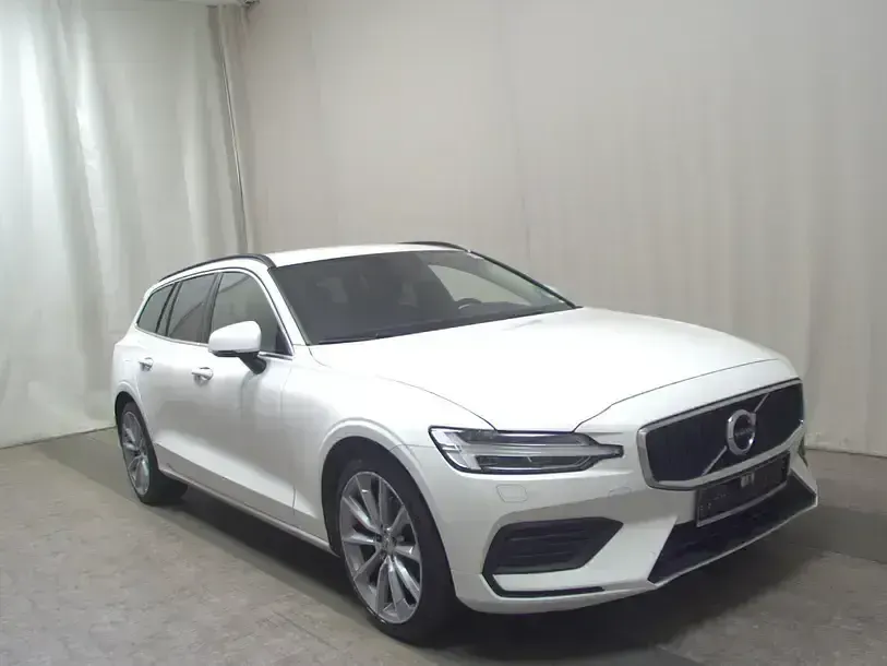 Gebraucht Volvo V60 Momentum 197 PS (144 kW) 2021 Weiss Kombi