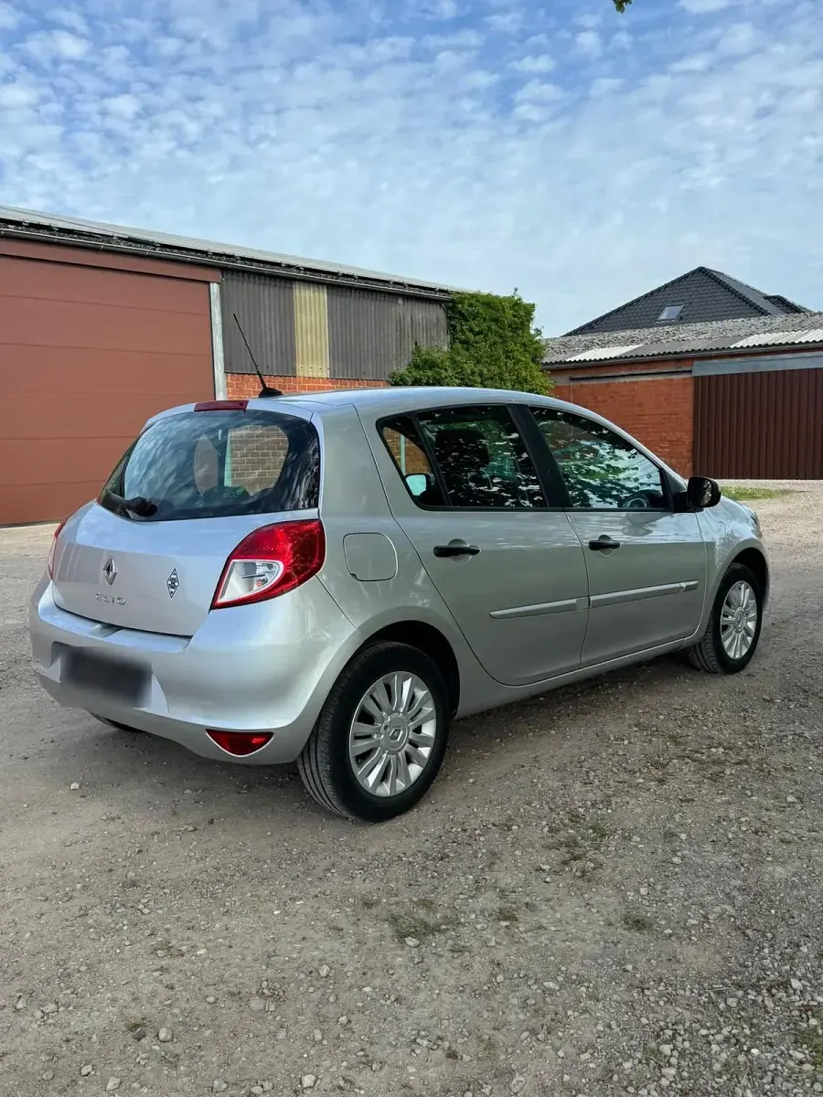 Gebraucht Renault Clio III 75 PS (55 kW) 2009 Silber Limousine