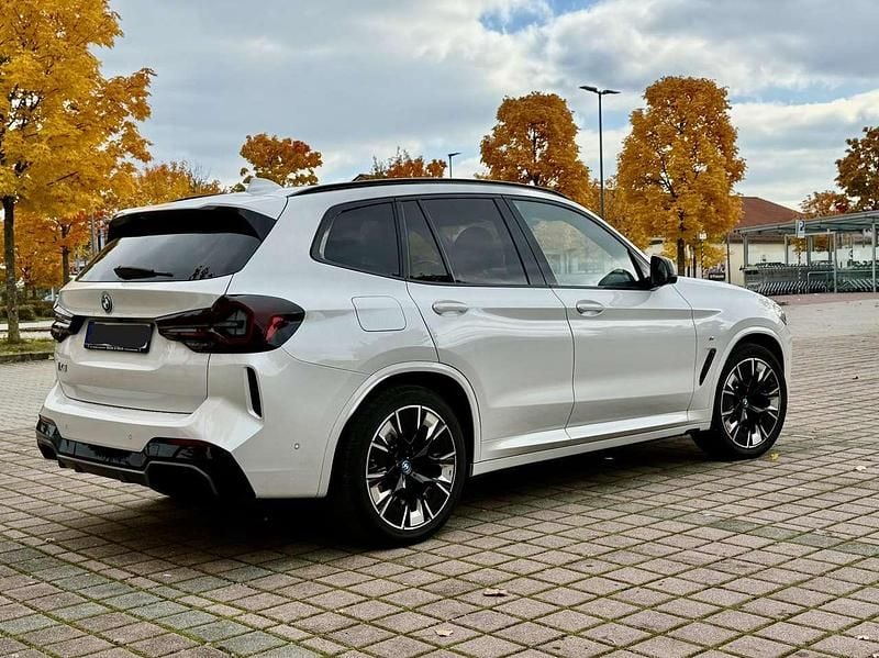 Gebraucht BMW iX3 Impressive 210 kW (286 PS) 2023 Weiß SUV