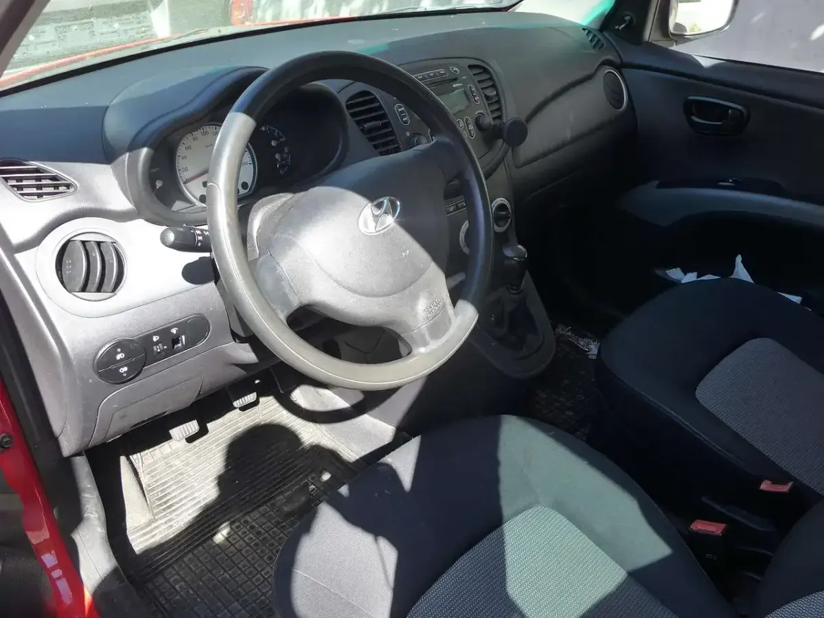 Gebraucht Hyundai i10 Classic 67 PS (49 kW) 2010 Electric red / sol Kleinwagen