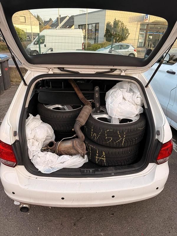 Gebraucht VW Golf VI 105 PS (77 kW) 2010 Weiß Kleinwagen