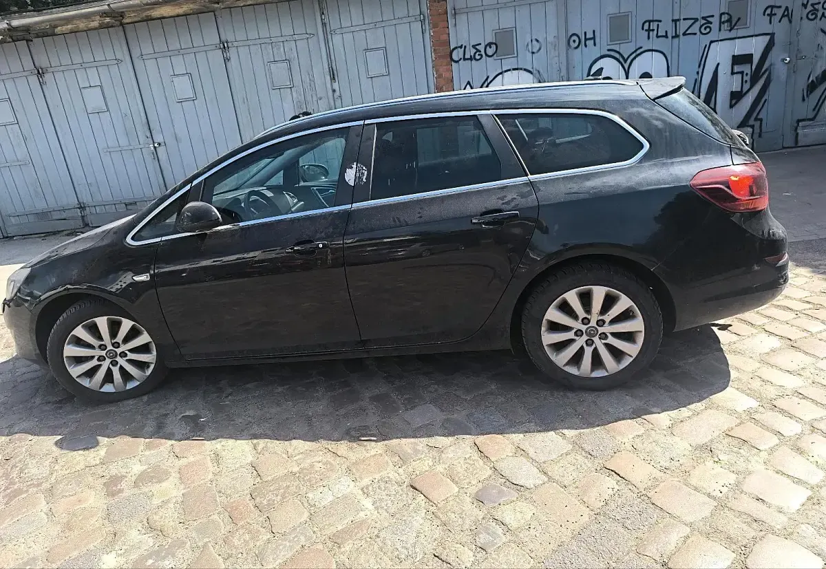 Gebraucht Opel Astra 110 PS (80 kW) 2011 Schwarz Kombi