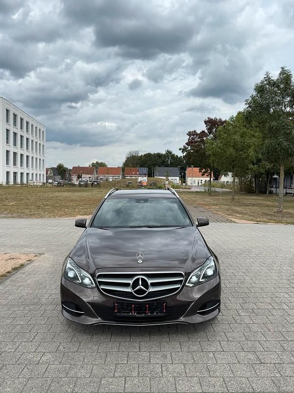 Braun Gebraucht 2013 Mercedes E220 Kombi | 12.499 € (Teuer) - Bild 1/4