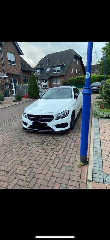 Weiß Gebraucht 2017 Mercedes C200 AMG line Coupé | 26.900 € - Bild 1/4