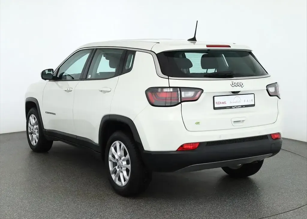 Gebraucht Jeep Compass Altitude 131 PS (96 kW) 2024 Alpine white metallic SUV