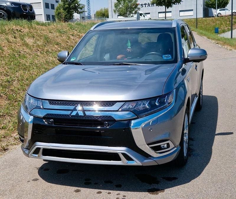 Silber Gebraucht 2020 Mitsubishi Outlander P-HEV Plus SUV | 25.250 € (Fairer Preis) - Bild 1/4