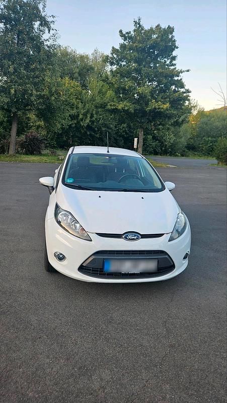 Gebraucht Ford Fiesta 84 PS (61 kW) 2012 Weiß Kleinwagen