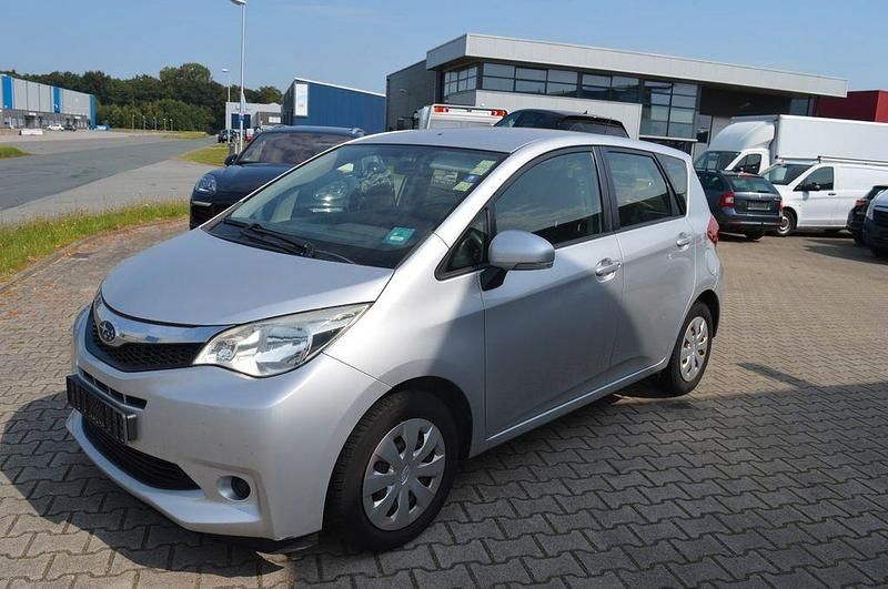 Silber Gebraucht 2013 Subaru Trezia Active Limousine | 2.200 € - Bild 1/4