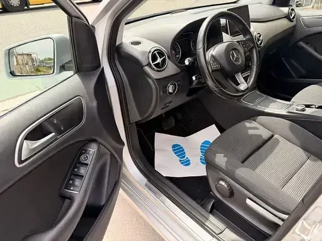 Gebraucht Mercedes B180 Style 122 PS (89 kW) 2015 Silber Kleinwagen