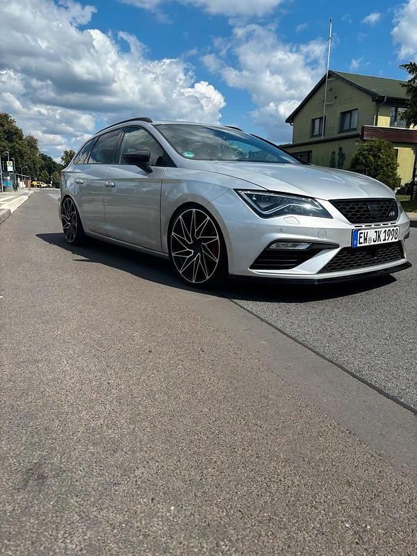 Silber Gebraucht 2017 Cupra Leon Kombi | 18.100 € (Fairer Preis) - Bild 1/4