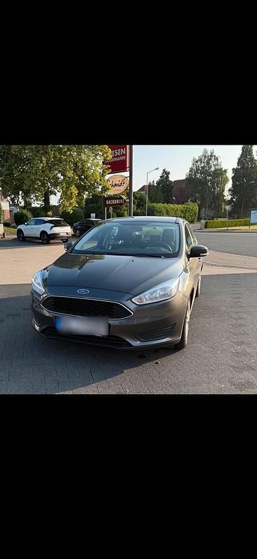 Grau Gebraucht 2017 Ford Focus Limousine | 9.800 € (Fairer Preis) - Bild 1/4